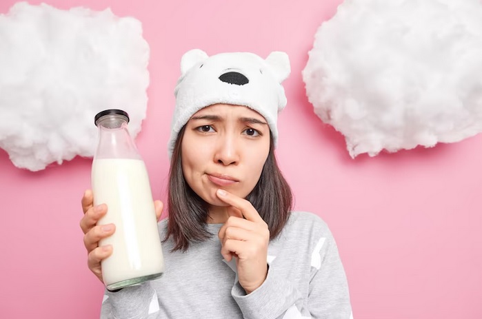 Kenali Manfaat Minum Susu sebelum Tidur bagi Orang Dewasa