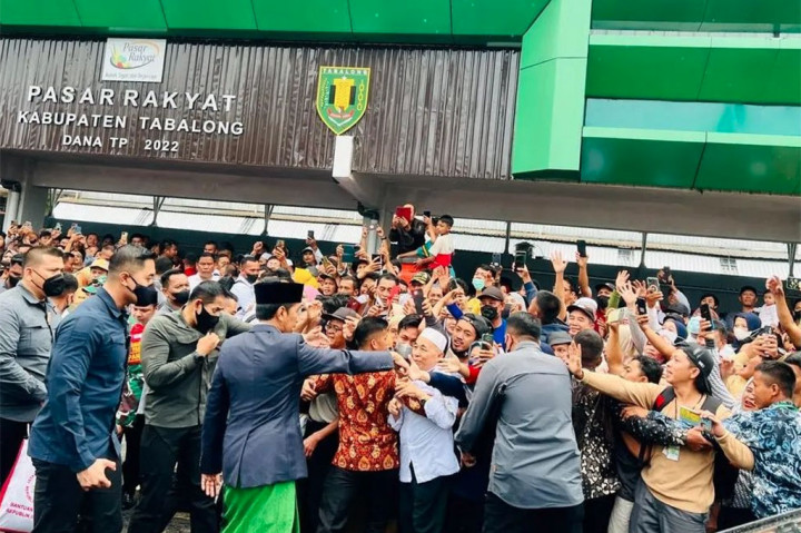 Potret Jokowi Cek Harga Barang di Pasar Rakyat Tabalong