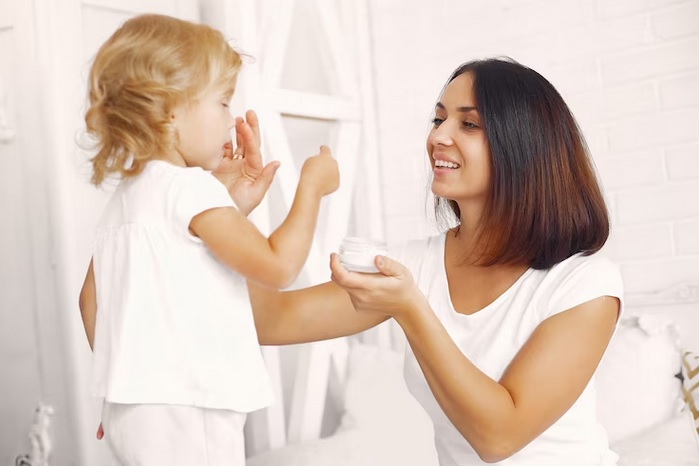 Sunscreen yang dibutuhkan oleh bayi adalah jenis sunscreen physical. (Foto: Ilustrasi Freepik)