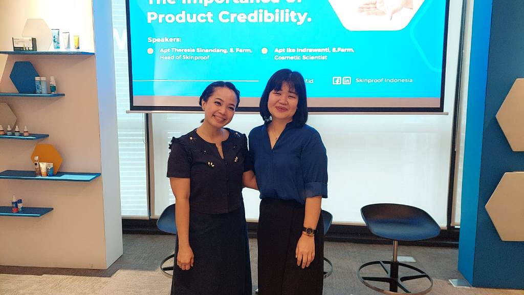 Theresia Sinandang S. Farm, Head of Skinproof dan Apt. Ike Indrawanti, S. Farm., Cosmetic Scientist Skinproof. (Foto: Aulia/Medcom)