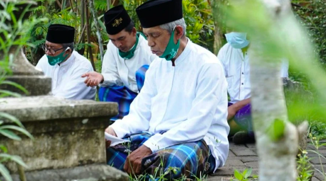 Sebelum Nyekar, Perhatikan 5 Adab Ziarah Kubur Ini