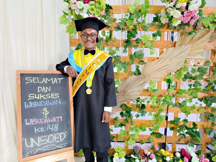 Casey, Putra Asli Jayapura Lulus di Unsoed dengan Predikat <i>Cum Laude</i>