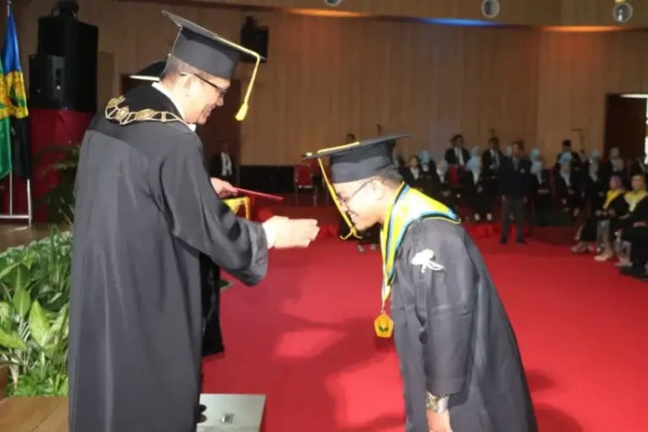 Lulus <i>Cum Laude</i>, Ini Resep Sukses di Kampus ala Nabil si 'Santri Intelek'