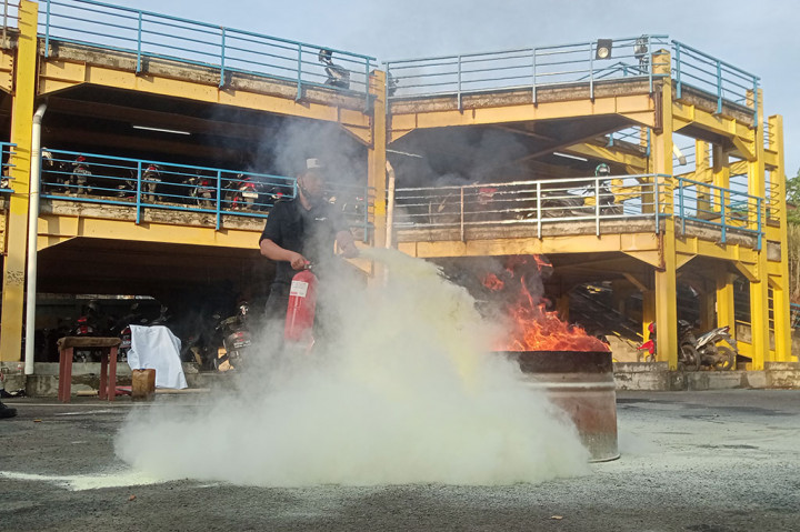 Momen Kesigapan Karyawan Media Group Padamkan Kebakaran