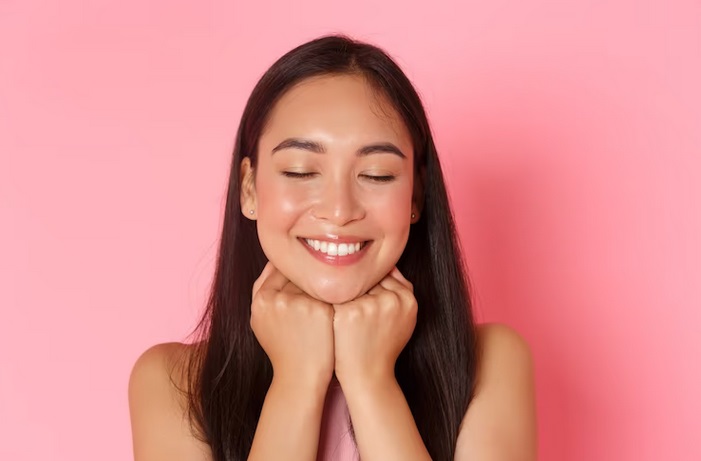 Kulit berminyak dan glowing memang terlihat sama, yakni sama-sama memantulkan cahaya dan dianggap kulit yang sehat. (Foto: Ilustrasi Freepik)