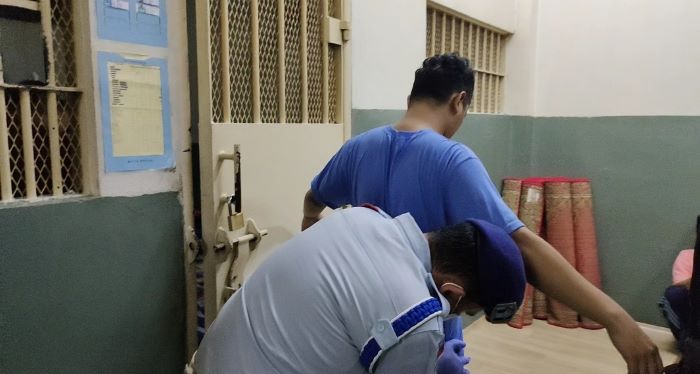 Razia! Petugas Dapati <i>Handphone</i>, Kaca, Hingga Gunting di Lapas Salemba