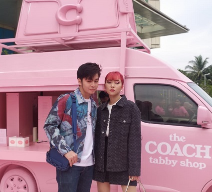 Angga dan Isyana Sarasvati saat pembukaan gerai 'The Coach Tabby Tour' di Senayan City, Jakarta. (Foto: Dok. Yuni)