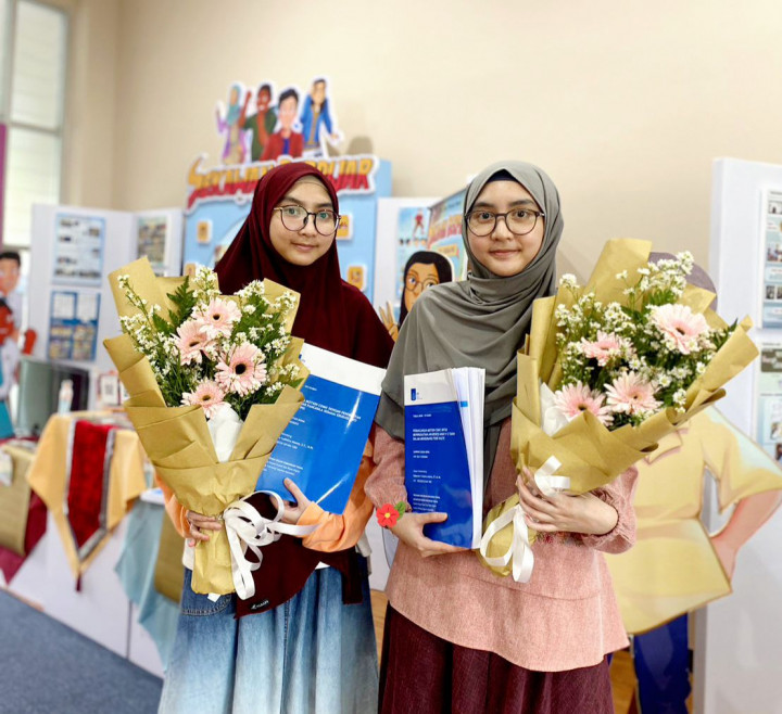 Unik, Mahasiswa Kembar Lulus dengan Predikat <i>Cum Laude</i> di ITS