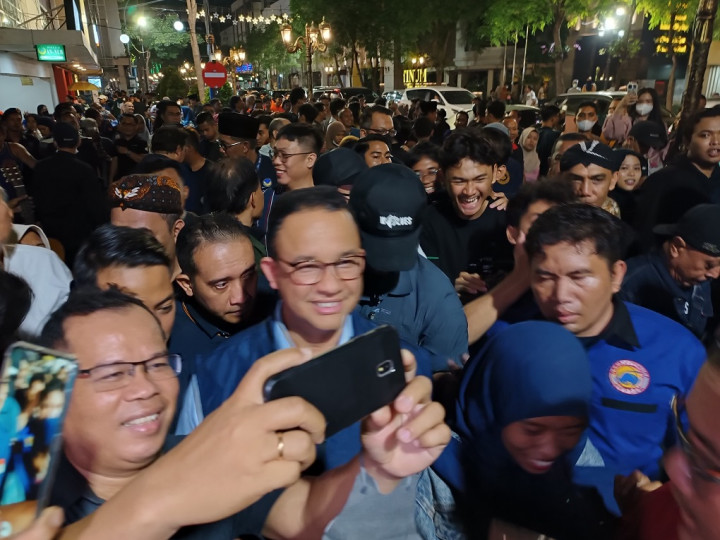 Bermalam Minggu di Jalan Tunjungan, Warga Surabaya Berebut Selfie dengan Anies