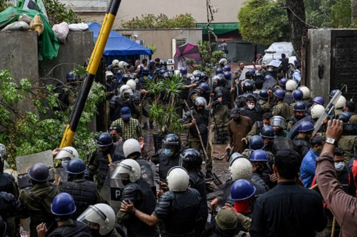 Polisi Pakistan Gerebek Kediaman Eks PM Imran Khan, Tangkap 30 Pendukung