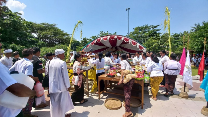 Umat Hindu Upacara Melasti di Pantai Tirta Samudra Jelang Nyepi