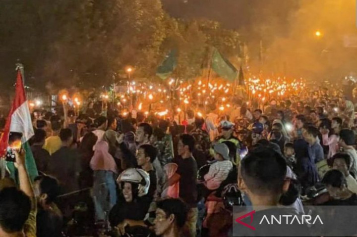 Ribuan Warga OKU Sumsel Pawai Obor Sambut Ramadan