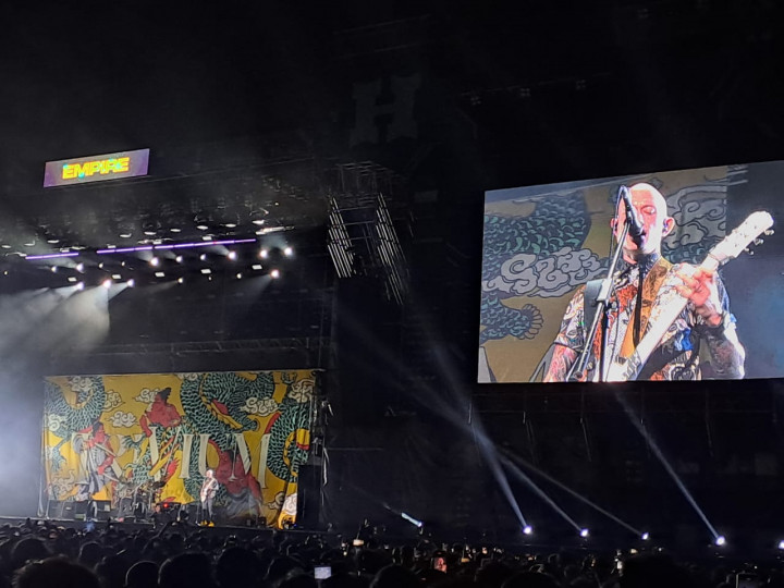 Vokalis Trivium Pakai Batik dan Jersey Indonesia saat Tampil di Hammersonic