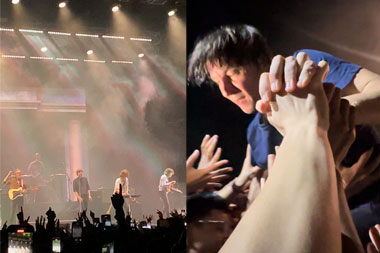 Tutup Joyland Festival Bali, Vokalis Phoenix <i>Crowd Surfing</i>