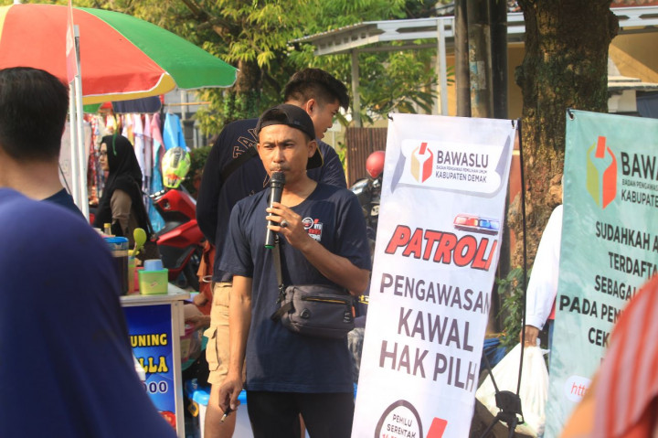 Bawaslu Demak Turun ke Pasar Memastikan Masyarakat Sudah Coklit