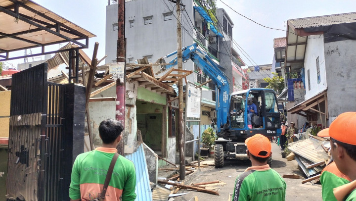 MCK dan Bangunan di Atas Lahan Pemkot Jakpus Dibongkar
