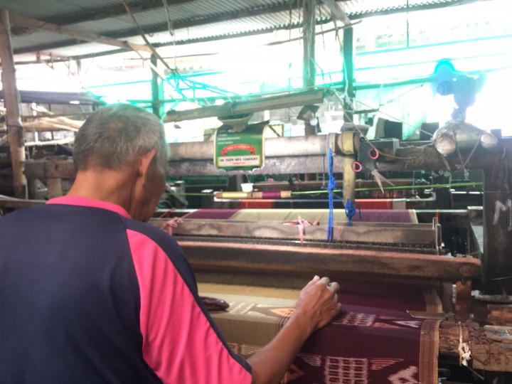Sarung Tenun Industri Rumahan di Malang Sepi Peminat Jelang Ramadan