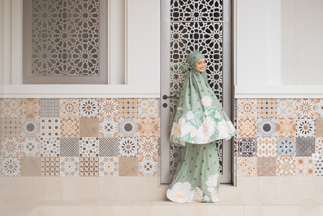 Sambut Ramadan, Saskara Hadirkan Kecantikan Bunga Kembang Sepatu untuk Mukenanya