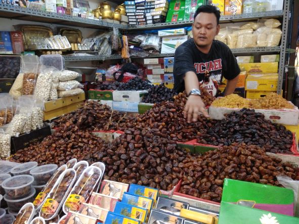 Jelang Ramadan, Omzet Penjualan Kurma di Pasar Jatinegara Melonjak 70%