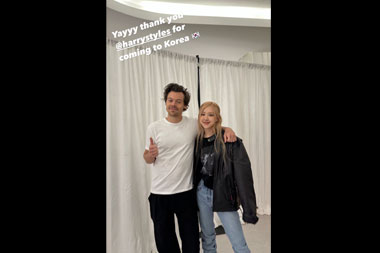 Rose BLACKPINK & Harry Styles Berfoto di Belakang Panggung di Love on Tour di Seoul