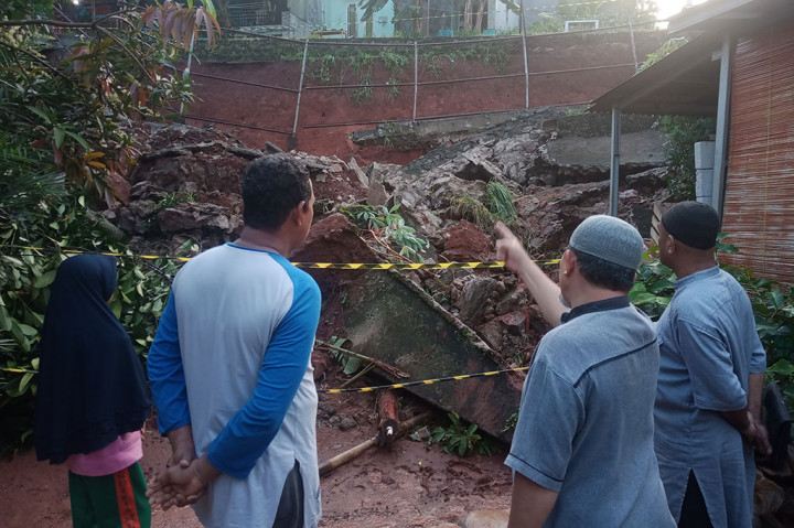 Diguyur Hujan Deras, Tembok Penahan Tanah Perumahan di Kalisuren Jebol