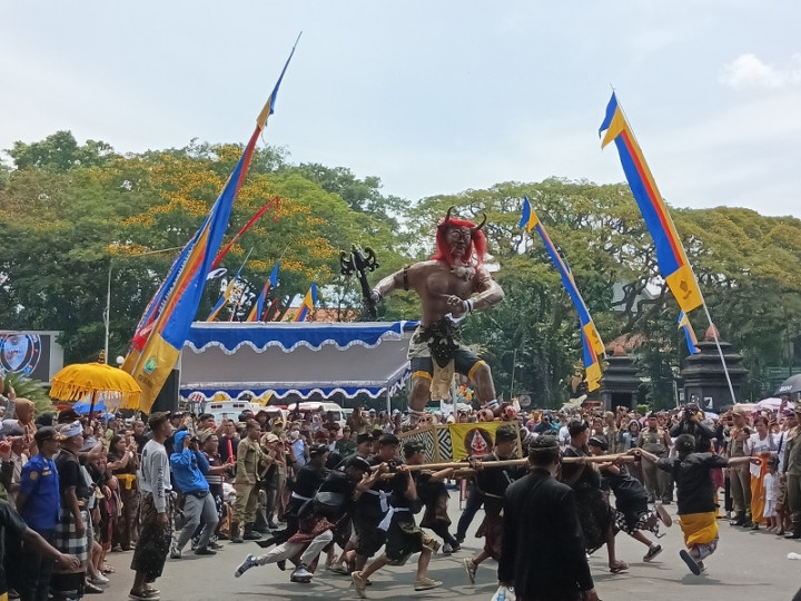 Umat Hindu Tawur Agung Kesanga di Alun-Alun Tugu Malang