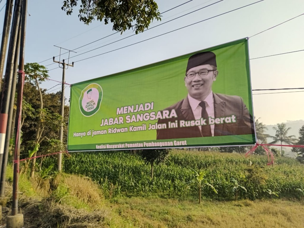 Warga protes melalui spanduk kepada Gubernur Jawa Barat, Ridwan Kamil, karena kondisi jalan di Garut rusak parah. Dokumentasi/ istimewa
