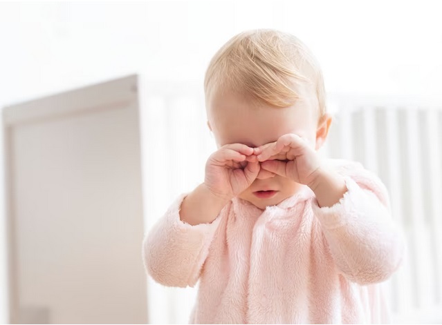 Penyebab, Cara Mengatasi, dan Alasan Anak Kerap Membenturkan Kepala