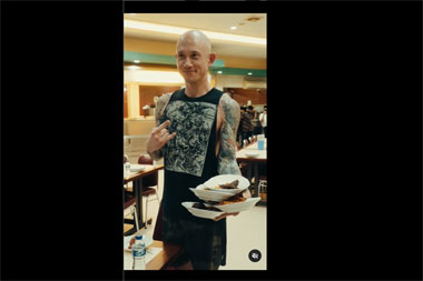 Vokalis Trivium Belajar jadi Pelayan Restoran Padang