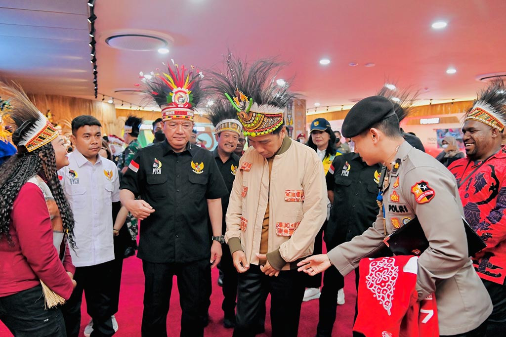 Beri Presiden Jaket, Eunike: Karena Bapak Presiden Stylish