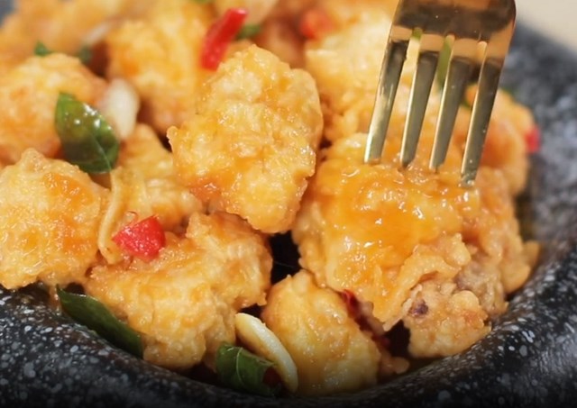 Ayam Krispi Tabur Saus Telur Asin, Nikmat dan Menggugah Selera