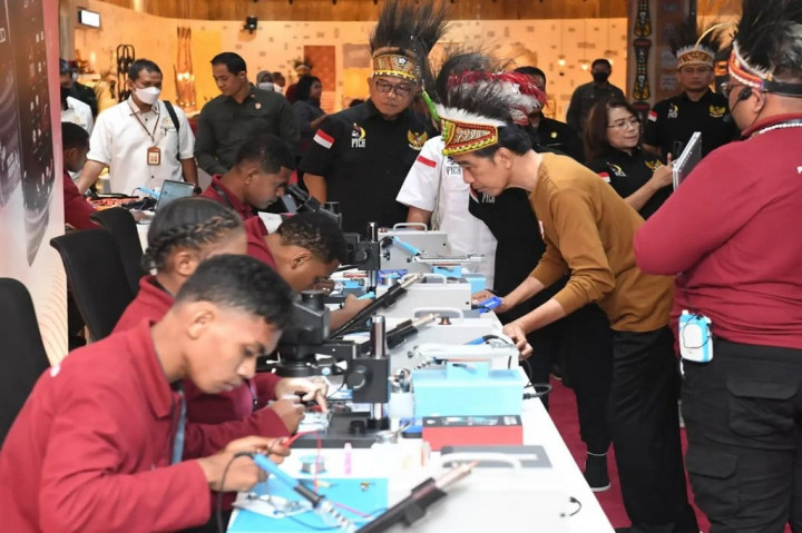 Keren, Pemuda Papua Luncurkan Laptop dan Handphone Karya Anak Bangsa