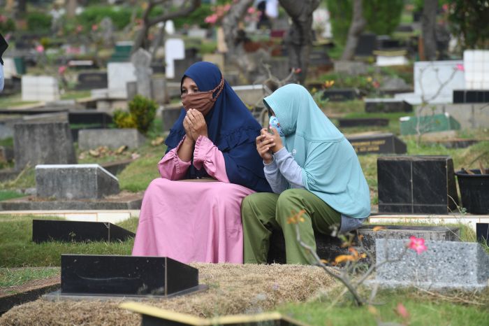 Warga melakukan ziarah kubur. Foto: Antara/Akbar Nugroho Gumay.
