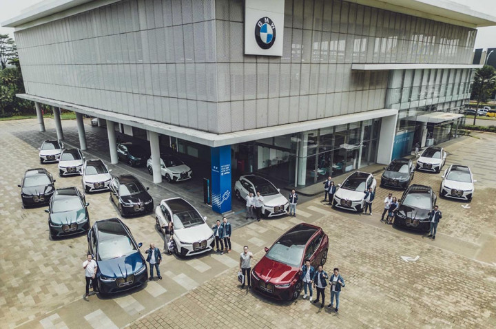Setelah 7 Bulan Menanti, BMW iX Mulai Masuk Garasi Konsumen