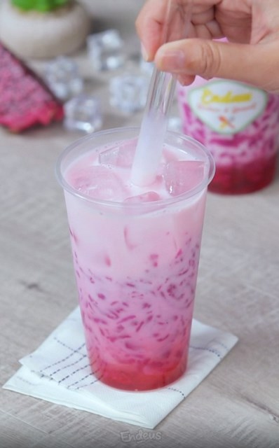 Buka puasa segar dengan olahan cendol dari buah naga. (Foto: Dok. Endeus TV)
