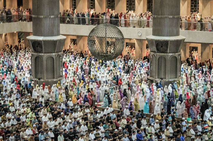Ribuan Jemaah Salat Tarawih Perdana di Masjid Istiqlal
