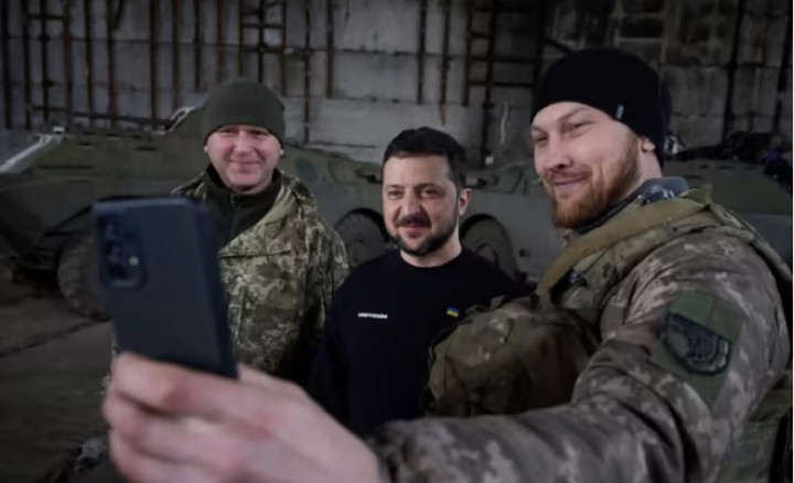 Zelensky Kunjungi Garis Depan Pertempuran di Bakhmut