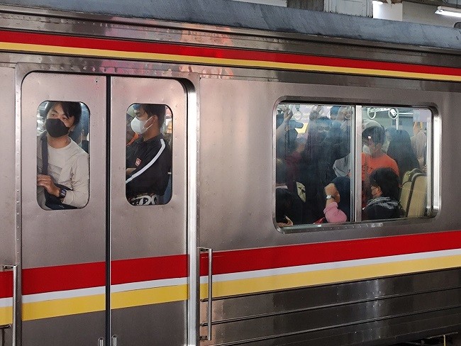 Boleh Buka Puasa di KRL, Tapi...