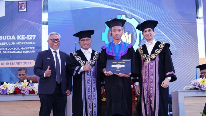 Cum Laude, Studi Pembangunan ITS Cetak Alumnus Pertamanya