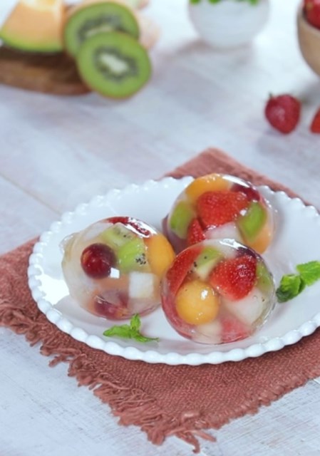 Takjil jeli dengan aneka buah ini penuh manfaat. Dicoba ya! (Foto: Dok. Endeus TV)