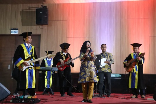 Unej Kukuhan 3 Guru Besar Baru, Lanjut Nge-band Setelah Orasi
