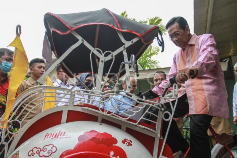 Gubernur Daerah Istimewa Yogyakarta, Sri Sultan Hamengku Buwono X, sedang melihat becak listrik. AntaraFoto/Hendra N.