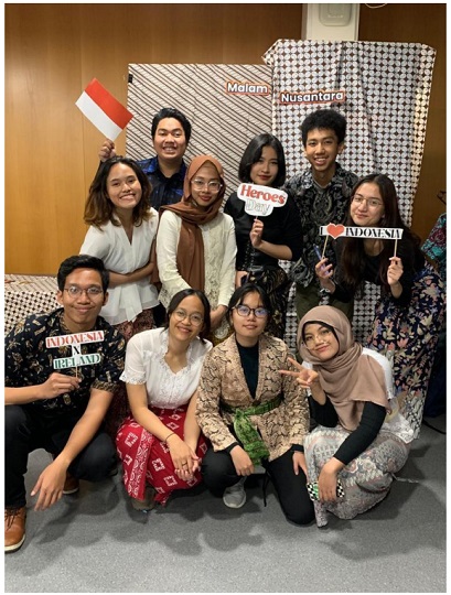 Mahasiswa Unair Aldila Putri Syarifah dengan awardees University College Dublin saat “Malam Nusantara” Heroes Challenge. DOK Unair