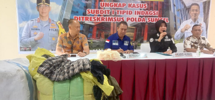 Polda Sumsel Sita 70 Bal Pakaian Bekas Impor