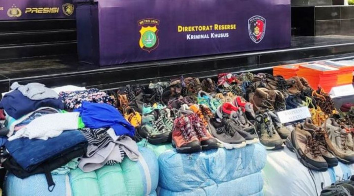 577 Karung Disita, Ini Modus Pelaku Penyelundupan Baju Impor Bekas