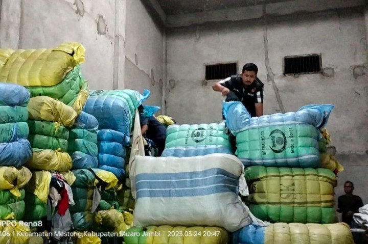 Polda Jambi Gerebek Gudang Berisi Ratusan Bal Pakaian Bekas