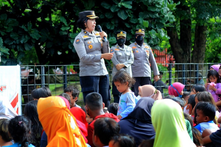 Polwan Polda Sumsel Berikan Edukasi Kepada Anak Jalanan