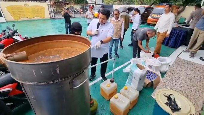 Ciu Oplosan Jadi Pemicu Tawuran, Polisi Gerebek Rumah Produksi di Pademangan