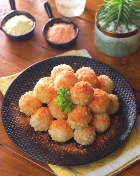 Ini resep cimol yang naik kelas dengan keju mozzarella. Pasti enak buat camilan setelah buka puasa. (Foto: Dok. Endeus TV)