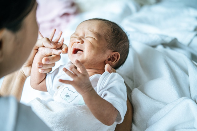 Selain karena sisa susu, munculnya warna putih di lidah bayi bisa juga karena adanya sariawan. (Foto: Ilustrasi/Dok. Freepik.com)